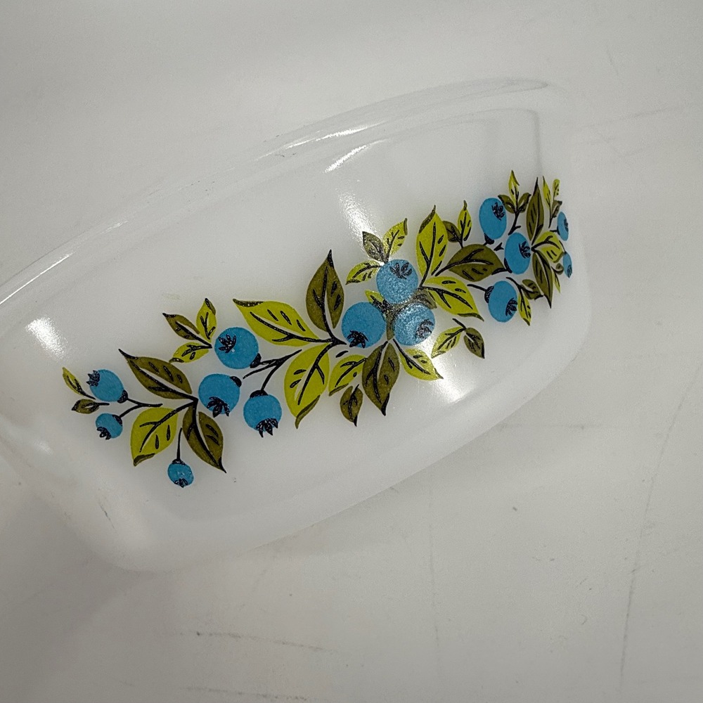 Vintage Glassbake Blueberry 2-Quart Milk Glass Casserole Dish with Lid Round - Picture 4 of 7